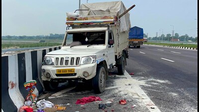 Four persons were killed and 31 others injured when a pick-up vehicle collided with a truck at KMP Expressway in Jhajjar on Wednesday. (Manoj Dhaka/HindustanTimes)