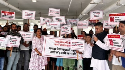 Gurugram real estate: Residents across multiple housing societies are protesting developers over promised 24-metre-wide access roads that never materialised. (Parvesh Sharma) Gurugram real estate: Residents across multiple housing societies are protesting developers over promised 24-metre-wide access roads that never materialised. (Parvesh Sharma)
