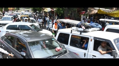 Heavy traffic congestion in Civil Lines during afternoon hours leaves students stranded in the sweltering heat for over an hour after school each day (HT ) Heavy traffic congestion in Civil Lines during afternoon hours leaves students stranded in the sweltering heat for over an hour after school each day (HT )