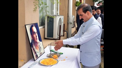 Himachal Pradesh chief minister Sukhvinder Singh Sukhu offers floral tributes to the former Prime Minister late Rajiv Gandhi on his birth anniversary at Sadbhawana Chowk, in Shimla, on Wednesday. (ANI)