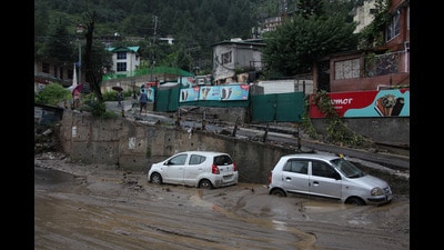 Vehicles Stuck in debris after flashfloods in Kullu on Wednesday. (Aqil Khan/HT) Vehicles Stuck in debris after flashfloods in Kullu on Wednesday. (Aqil Khan/HT)