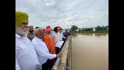 With the weather department predicting continued rainfall in Himachal Pradesh and Punjab, no immediate respite is in sight for residents living along the swollen Beas and Sutlej rivers. (HT Photo)