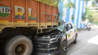 mangled remains of the SUV that rammed a stationary truck on Mathura Road. (HT Photo) mangled remains of the SUV that rammed a stationary truck on Mathura Road. (HT Photo)