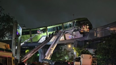 Mumbai Monorail came to a sudden halt near Mysore Colony, tilting to one side, while another stalled near Wadala Bridge. (Raju Shinde/HT Photo) Mumbai Monorail came to a sudden halt near Mysore Colony, tilting to one side, while another stalled near Wadala Bridge. (Raju Shinde/HT Photo)