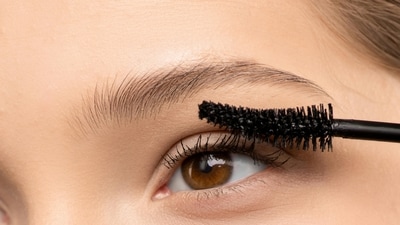 How to apply mascara like a pro (Pexels) How to apply mascara like a pro (Pexels)
