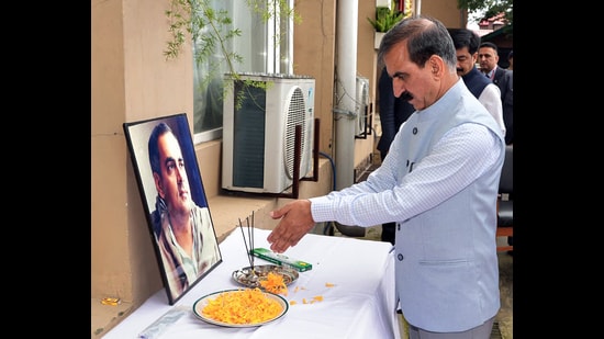 Himachal Pradesh chief minister Sukhvinder Singh Sukhu offers floral tributes to the former Prime Minister late Rajiv Gandhi on his birth anniversary at Sadbhawana Chowk, in Shimla, on Wednesday. (ANI)