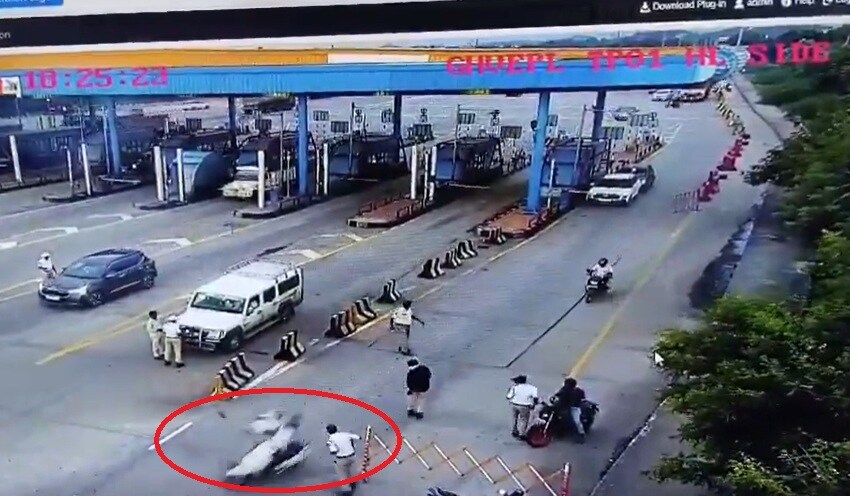 Constable Asif sustained serious injuries and was shifted to a hospital (Video grab from X/@NewsMeter_In)