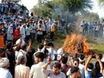 A large crowd gathered to attend the last rites of school teacher in Dhani Laxman villagers at Bhiwani district on Thursday. (Manoj Dhaka/HindustanTimes)