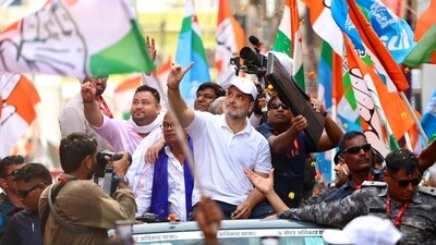 Congress leader Rahul Gandhi with RJD's Tejashwi Yadav during their 'Voter Adhikar Yatra' at Lakhisarai, Bihar on Thursday, August 21. (HT Photo)