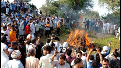 A large crowd gathered to attend the last rites of school teacher in Dhani Laxman villagers at Bhiwani district on Thursday. (Manoj Dhaka/HindustanTimes)