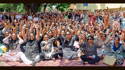 Anganwadi workers union protesting against the government at DPO office in Ludhiana on Thursday. (Manish/HT) Anganwadi workers union protesting against the government at DPO office in Ludhiana on Thursday. (Manish/HT)