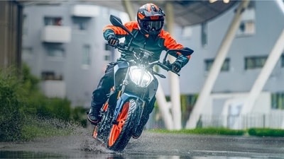The KTM 160 Duke is available in india with 3 colour options, inlcuding Electric Orange, Atlantic Blue, and Silver Metallic Matte The KTM 160 Duke is available in india with 3 colour options, inlcuding Electric Orange, Atlantic Blue, and Silver Metallic Matte