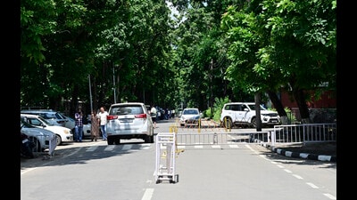The one way system was introduced on two roads, the road in front of Administration Block, going past the science departments and uptown Gymnasium Hall. (Ravi Kumar/HT) The one way system was introduced on two roads, the road in front of Administration Block, going past the science departments and uptown Gymnasium Hall. (Ravi Kumar/HT)