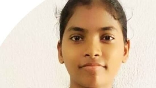 Leeza Majhi of Odisha cleared NEET to secure admission in the Sundargarh Government Medical College and Hospital. She is the daughter of a tribal farmer. (Image courtesy: x.com/SMEOdisha)
