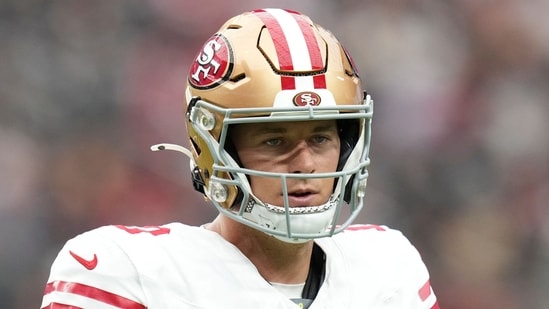Mac Jones of the San Francisco 49ers warms up during a break in play in the second quarter during the NFL Preseason 2025 game against the Las Vegas Raiders. (Getty Images via AFP)