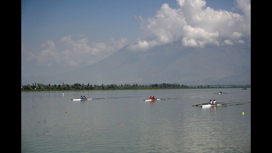 Participants take part in Dal Lake during the first khelo india water sports event in Srinagar on Thursday. (Waseem Andrabi /HT)