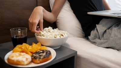 Health coach reveals impact of late-night eating on sleep and digestion. (Freepik) Health coach reveals impact of late-night eating on sleep and digestion. (Freepik)