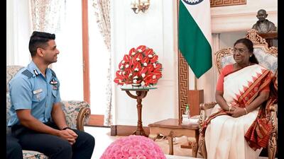 Group Captain Shubhanshu Shukla calls on President Droupadi Murmu at Rashtrapati Bhavan, in New Delhi on Friday. (Photo RB/ANI Photo)