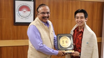 The high level meeting of IIM Raipur, NIT Raipur and IIT Bhilai with Mr Jerome Wong, Consul (Political), Consulate-General of the Republic of Singapore also focused on bringing joint courses with the universities of Singapore, and expanding the international student exchange programs. The high level meeting of IIM Raipur, NIT Raipur and IIT Bhilai with Mr Jerome Wong, Consul (Political), Consulate-General of the Republic of Singapore also focused on bringing joint courses with the universities of Singapore, and expanding the international student exchange programs.