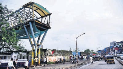 Mumbai, India - August 19, 2022: Bandra Skywalk dismantled, in Mumbai, India, on Friday, August 19, 2022. (Photo by Vijay Bate/HT Photo) (HT PHOTO) Mumbai, India - August 19, 2022: Bandra Skywalk dismantled, in Mumbai, India, on Friday, August 19, 2022. (Photo by Vijay Bate/HT Photo) (HT PHOTO)