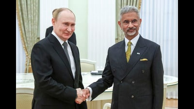 New Delhi and Moscow should work closely to address impediments in bilateral trade in sectors other than defence and oil, and as suggested, discuss services. (AP) New Delhi and Moscow should work closely to address impediments in bilateral trade in sectors other than defence and oil, and as suggested, discuss services. (AP)
