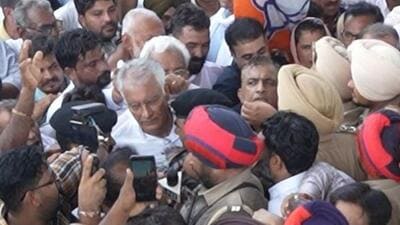 Punjab BJP chief Sunil Jakhar being detained by police in Fazilka. (HT) Punjab BJP chief Sunil Jakhar being detained by police in Fazilka. (HT)
