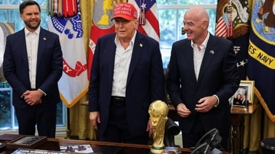 U.S. President Donald Trump stands with Vice President JD Vance and FIFA president Gianni Infantino, as President Trump makes an announcement on the 2026 FIFA World Cup, in the Oval Office at the White House in Washington, D.C., U.S., August 22, 2025. REUTERS/Jonathan Ernst (REUTERS)