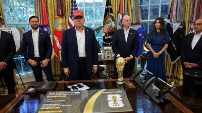 U.S. President Donald Trump stands with Vice President JD Vance, FIFA president Gianni Infantino and U.S. Homeland Security Secretary Kristi Noem, as President Trump makes an announcement on the 2026 FIFA World Cup, in the Oval Office at the White House in Washington, D.C., U.S., August 22, 2025. REUTERS/Jonathan Ernst (REUTERS)