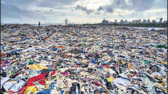 Mahim beach buried under heaps of plastic waste. (Satish Bate/ Hindustan Times)