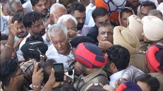 Punjab BJP chief Sunil Jakhar being detained by police in Fazilka. (HT)