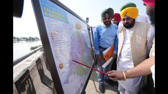 Punjab chief minister Bhagwant Mann assessing the flood situation in Kapurthala’s Sultanpur Lodhi on Friday. (HT)