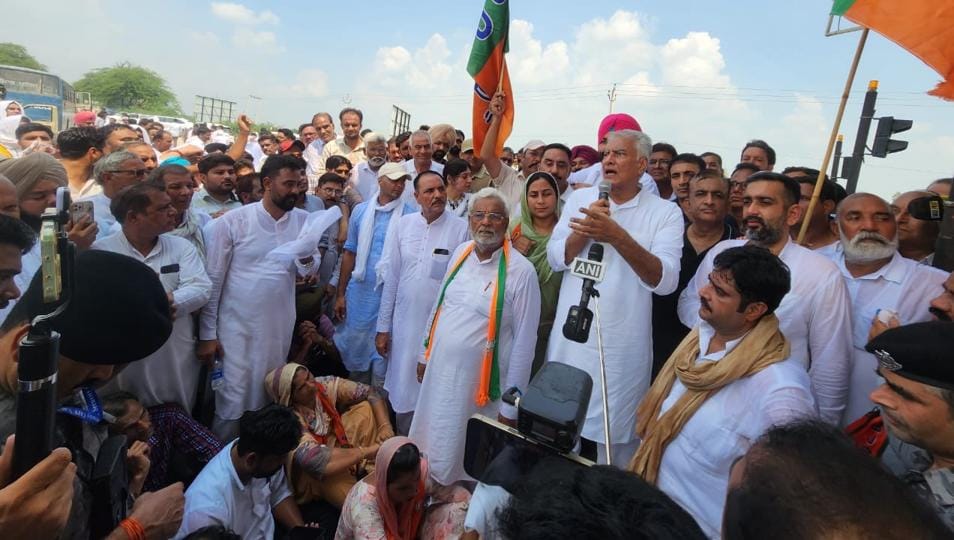 BJP leader Sunil Jakhar addressing party workers at the toll plaza on the Abohar-Situ road before he was arrested on Friday morning. (HT Photo) BJP leader Sunil Jakhar addressing party workers at the toll plaza on the Abohar-Situ road before he was arrested on Friday morning. (HT Photo)