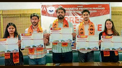 ABVP national secretary Aditya Takiar (centre) with party members during the manifesto release on Saturday. (HT Photo)