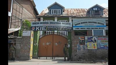 Paramilitary soldiers standing guard outside Ramzan Educational Institute in Srinagar on Saturday. The Jammu and Kashmir government ordered the takeover of the management of 215 schools run by the Falah-e-Aam Trust, an affiliate of banned Jamaat-e-Islami. (Waseem Andrabi/HT)