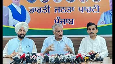 Punjab BJP chief Sunil Jakhar (center) during a press conference in Chandigarh on Saturday. (HT Photo)
