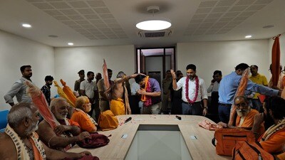 The KV Temple administration, divisional commissioner and others with Dandi Sanyasis in Varanasi on Saturday (HT Photo)