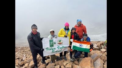 The climbers included Anika Doshi, Jaideep Doshi, Kavya Mali, Rigved Bhujbal, Amit Dhole, Kabir Dhole, Aryahi Reddy, Ganesh Reddy, Mangesh Panditrao, and Mushir Vahanvati. (HT) The climbers included Anika Doshi, Jaideep Doshi, Kavya Mali, Rigved Bhujbal, Amit Dhole, Kabir Dhole, Aryahi Reddy, Ganesh Reddy, Mangesh Panditrao, and Mushir Vahanvati. (HT)