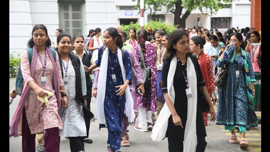 Bridging the education gap has been India’s great success story. But if education is supposed to free the mind, why do we still insist our daughters remain obedient and unquestioning of parental authority? (HT Photo)
