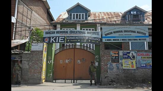 Paramilitary soldiers standing guard outside Ramzan Educational Institute in Srinagar on Saturday. The Jammu and Kashmir government ordered the takeover of the management of 215 schools run by the Falah-e-Aam Trust, an affiliate of banned Jamaat-e-Islami. (Waseem Andrabi/HT)