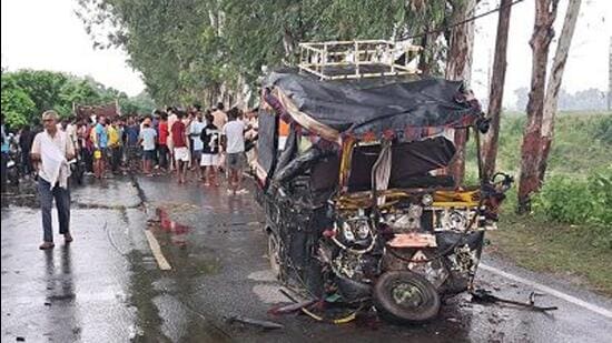 The head-on collision took place between a truck and an auto-rickshaw on the Daniyawan-Hilsa State Highway-4 in Bihar’s Patna district.