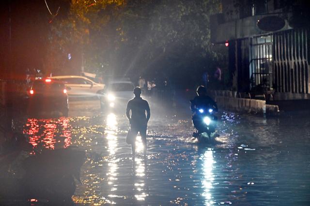 A waterlogged stretch in South Delhi’s New Friends Colony on Saturday evening. (Arvind Yadav/HT Photo) A waterlogged stretch in South Delhi’s New Friends Colony on Saturday evening. (Arvind Yadav/HT Photo)