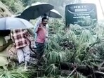 On the Bharmour–Pathankot highway at Bathri’s Patna Mod, a Delhi–Chamba Volvo bus and a car were hit by debris, though all passengers escaped unhurt. (HT Photo) On the Bharmour–Pathankot highway at Bathri’s Patna Mod, a Delhi–Chamba Volvo bus and a car were hit by debris, though all passengers escaped unhurt. (HT Photo)