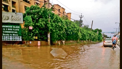 A waterlogged stretch outside Parkwood Glade in Sector 116, on Kharar-Landran highway, forced commuters to move to the wrong side of the road, severely disrupting traffic. (HT Photo)