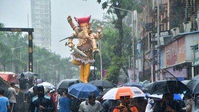 An idol of Ganpati makes its way while heavy rains lash Mumbai ahead of the Ganesh Chaturthi celebrations. (Bhushan Koyande/Hindustan Times)