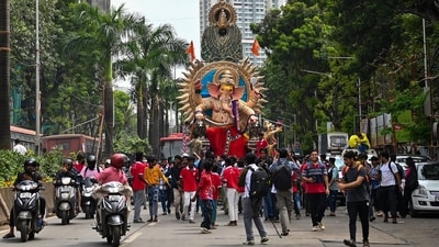 Commuters turn their heads to look at the majestic idol of lord Ganesh as it makes it way to a pandal in Parel ahead of the Ganesh Chaturthi festival. (Raju Shinde/Hindustan Times) Commuters turn their heads to look at the majestic idol of lord Ganesh as it makes it way to a pandal in Parel ahead of the Ganesh Chaturthi festival. (Raju Shinde/Hindustan Times)