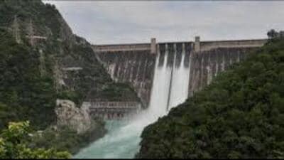 As the incessant rainfall in the catchment of the Bhakra Dam reservoir built over the Sutlej river continues, the Bhakra Beas Management Board (BBMB) has decided to maintain the water level of Bhakra Dam reservoir to 1,667.20 feet despite having 12.80 feet of space left. (HT File)