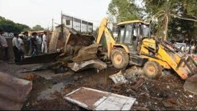 Authorities warned shopkeepers and cart vendors to not occupy roadside spaces or create unauthorised parking facilities in the future. (HT Photo for representation)