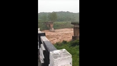 Due to heavy rainfall in Jammu & Kashmir and Himachal Pradesh since Saturday night, the situation in villages situated along the Indo-Pak border in Pathankot district has become critical. The increased flow of water in the Ujh river, Ravi river, and other drainage canals has badly affected the crops of farmers. (HT Photo) Due to heavy rainfall in Jammu & Kashmir and Himachal Pradesh since Saturday night, the situation in villages situated along the Indo-Pak border in Pathankot district has become critical. The increased flow of water in the Ujh river, Ravi river, and other drainage canals has badly affected the crops of farmers. (HT Photo)