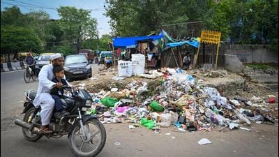 Garbage on the road in Taimoor Nagar in south Delhi on August 21. The city has a 27.5% gap between the waste it produces and processes; and so, cannot imagine a life without dhalaos. (Sanchit Khanna/HT Photo) Garbage on the road in Taimoor Nagar in south Delhi on August 21. The city has a 27.5% gap between the waste it produces and processes; and so, cannot imagine a life without dhalaos. (Sanchit Khanna/HT Photo)