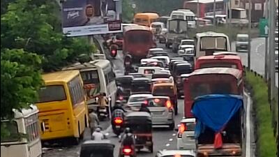 Traffic Jam on the Mumbai-Goa Highway (Bachchan Kumar/ HT PHOTO) Traffic Jam on the Mumbai-Goa Highway (Bachchan Kumar/ HT PHOTO)